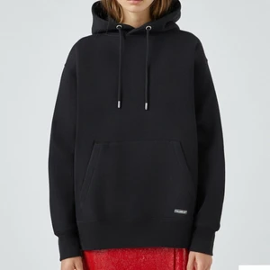 Hoddie - Jättemysig svart hoddie från Pull&Bear! Storlek S och lite oversized, använd fåtal gånger så är i gott skick, skriv för fler bilder💫💫