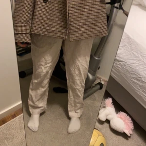 Hm linnebyxor  - Säljer dessa superfina linnebyxor från hm perfekt nu inför våren. Lånade bilder men är exakt dom. Tveka inte vid frågor💓💓Vid smidigt och snabbt köp kan jag tänka mig att sälja för 350
