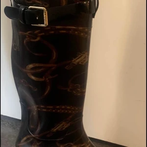 Ralph Lauren stövlar - Säljer helt nya Ralph Lauren gummistövlar Storlek 40  Köpta för 1095kr, aldrig använda