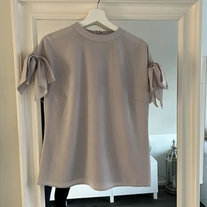 Blus med rosetter - Grå blus från Daisy grace med rosetter som detal på ärmarna. Köpare står för eventuell frakt 🤩💕😘