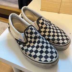 Rutiga vans - Säljer mina kära vans som gjort sitt hemma hos mig. De är i storlek 37💛