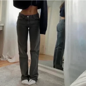 Zara mid rise  - Säljer mina populära mid rise jeans från zara då de inte kommer till användning! Väldigt fint skick! Storlek 38 men sitter snyggt på mig som är en både en 34/36 beroende på hur man vill att de sitter! Eventuellt budgivning vid många intresserade, annars köp direkt för 300kr+frakt! 