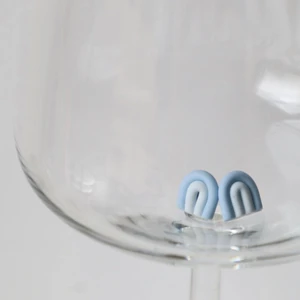 Honolulu blå - Öronpinnen finns att välja i guld och silver färgat. Handgjorda✨