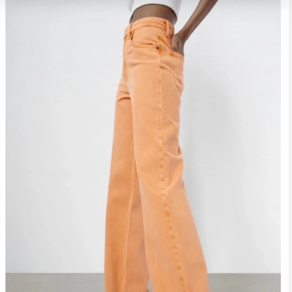 Säljer dessa superfina jeansen från zara som passar perfekt nu till våren🌻🌼🌸 Det är bara att skriva privat om ni vill ha fler bilder. Farkut & Housut.