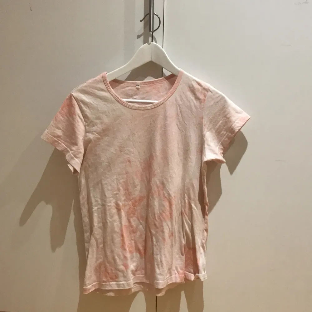 En rosa tröja i stolek M. Lite nopprig men inte mycket. Säljs eftersom den inte är min stil.. T-shirts.