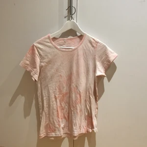 Rosa t-shirt  - En rosa tröja i stolek M. Lite nopprig men inte mycket. Säljs eftersom den inte är min stil.