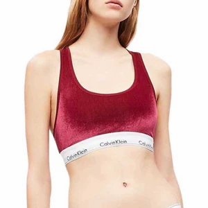 Calvin Klein Velvet Bralette - Calvin Klein velvet bralette - modern cotton. Rosa/röd, storlek M. Nypris 399kr.