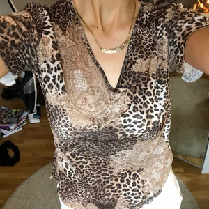 Leopard topp 🐆  - Leopard topp i mesh tyg, stl L men passar de flesta storlekar.