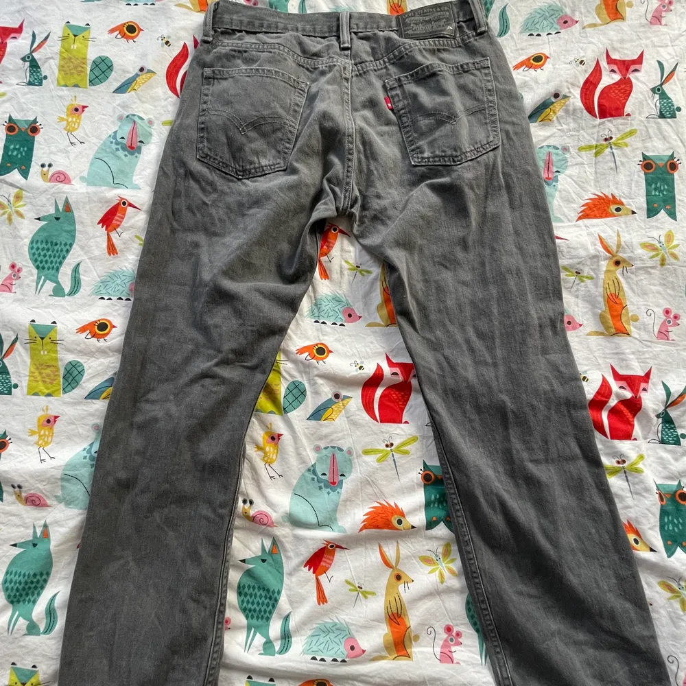 Jag säljer ett par gråa levis jeans i storleken 33x32 eftersom de är förstora och jag inte använder dom. Jag antar att de är äkta men vet inte till 100% det står på vad som det ser ut som kinesiska på lapparna. Farkut & Housut.