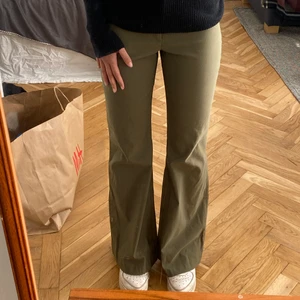 Gröna byxor  - Gröna kostymbyxor. Köpta från Message, står strl 40 men skulle säga mer 38/36. Mycket bra skick! Skriv vid fler frågor eller bilder💙