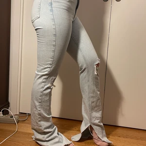 Zara jeans med slits och hål på knäna🌸 - Säljer dessa snygga ljusa Zara jeans som inte kommer till användning, pga för långa. Annars super sköna och stretchiga 🌸