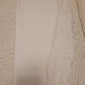 Fin vit guess tröja med spets ärmar i bra skick, knappt använd. 
