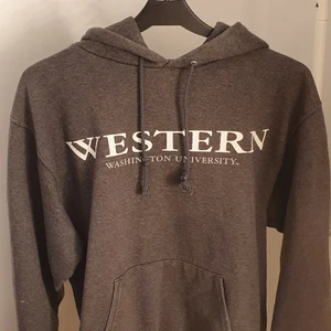 Vintage hoodie stl S - Säljer vintage hoodie, för att den är för liten. Storlek S, men passar även som M om man vill att den ska sitta lite tajt. Pris 150 kr plus frakt, spårbart om man vill det.