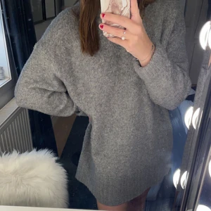 Sticka kläning - En superfin och mysig grå stickad klänning från Zara. Endast använd ett fåtal gånger så den är i bra skick!