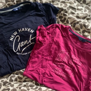 gant t-shirts - super fint skick, storlek XS Passar även S. Mötes i majorna eller fraktar för (79kr). Tar swish och kontant. En för 350, båda för 600. 