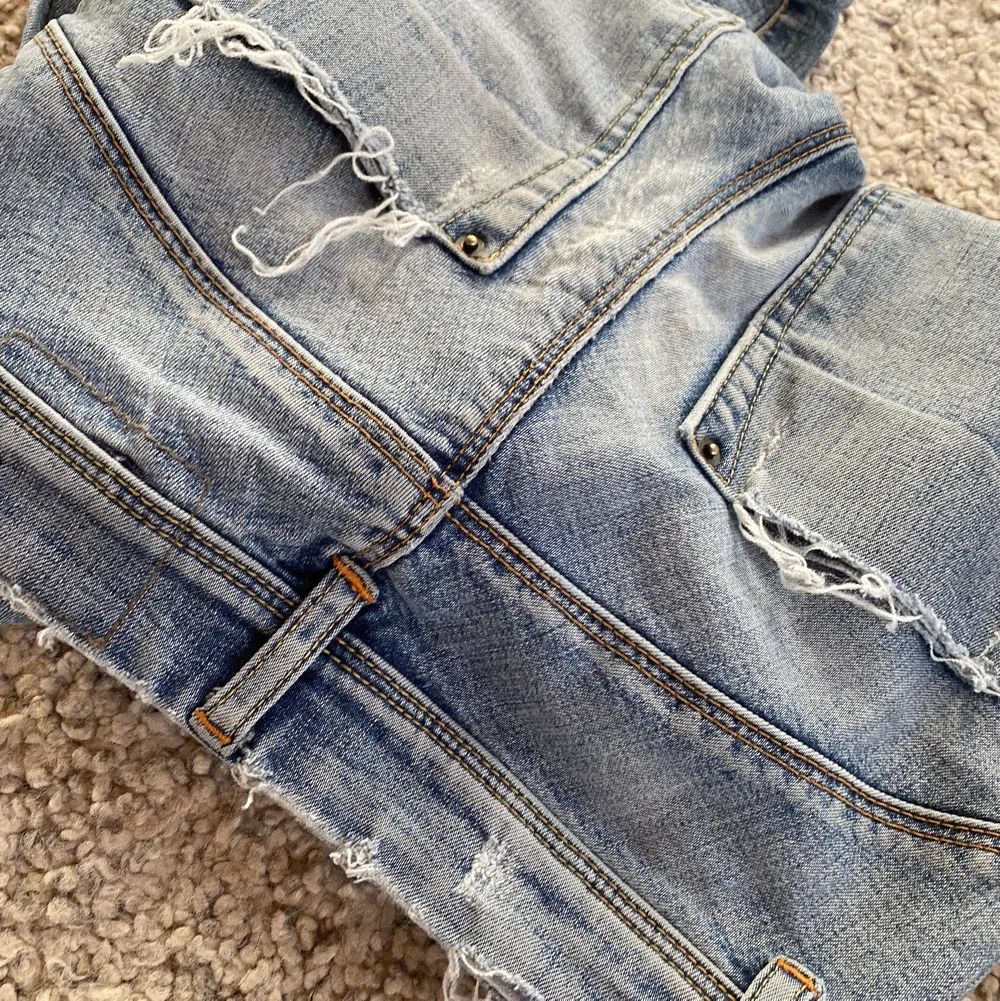 Super snygga lågmidjade bootcut jeans storlek xxs, dem är aldrig använda utav mig utan jag har ärvt dem och vuxit för snabbt🥲. De har slitningar på fickorna och i midjan men ingenting nere i benen. . Jeans & Byxor.
