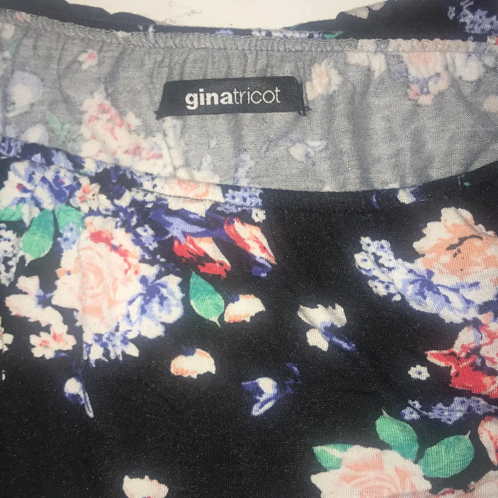 En blommig blus från Gina tricot i storlek s inte min stil men super fin.. Blusar.