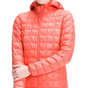 The North Face lättvikt puffer jacka - Den perfekta vårjackan! Thermoball Eco Hood jacka i färgen ”emberglow orange.” Säljer pga den ser ut mer rosa än orange i verkligheten- inte min färg men jättesnygg och unik! Perfekt både i stan och skogen, året runt, väldigt lätt men varm ner till några minus grader med en tröja under. Sitter bekvämt under en skaljacka eller kappa. Det finns två småa fläckar på huvudet och ryggen men de är inte så märkbara. 