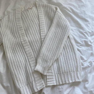 Stickad kofta strl xs/s - Supermysig och fin stickad kofta. Jättebra skick! Använd fåtal gånger. Säljer då den inte kommer till användning. Säljer för 130kr + frakt. Skriv privat vid intresse eller frågor✨💕