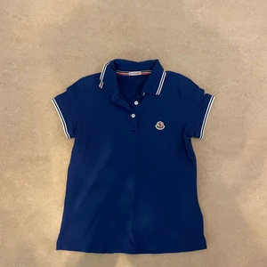 Moncler Pikétröja Dam - Strlk: S.      Använd några gånger - Super bra skick.             Jätte Fin passform