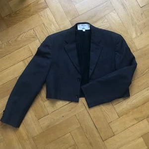 Croppad kavaj  - Vintage herrkavaj som blivit omsydd till en croppad variant, hur snygg som helst! Det står S/M på lappen som referens, men den är snyggt oversize på mig som vanligtvis bär S. 