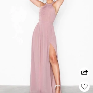 Nelly balklänning xs  - Superfin balklänning från Nelly i storlek xs, jag är 160 cm och med klackar är längden perfekt för mig. Jätte bra skick då den endast är använd en gång! Slit vid benet och fina detaljer i ryggen samt halsen, med ”pärlor” och ”diamanter”. Har även en dragkedja i sidan. 🥰