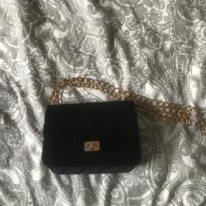 S V A R T V Ä S K A~ - En svart väska med guldiga detaljer! 