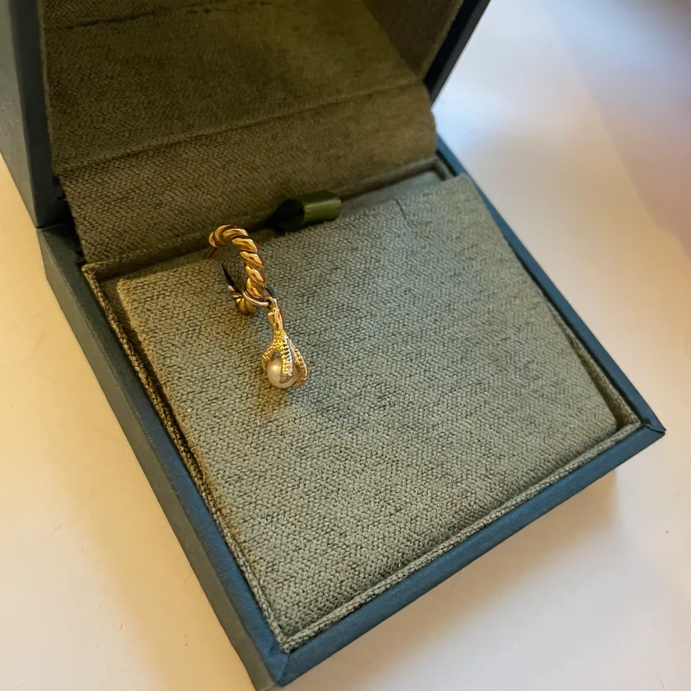 Intresse koll på ”claw” berlock! Köpte två av Maria Nilsdotter ”Tiny claw pearl necklace” då kedjan på första gick sönder. Gjorde om det till ett örhänge alternativt så kan man köpa en kedja och sätta på berlocken! Undrar om någon är intresserad av att köpa som ett örhänge eller bara berlocken! 💖 (nypris för halsbandet är 2495kr). Accessoarer.