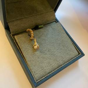 Intresse koll på ”claw” berlock! Köpte två av Maria Nilsdotter ”Tiny claw pearl necklace” då kedjan på första gick sönder. Gjorde om det till ett örhänge alternativt så kan man köpa en kedja och sätta på berlocken! Undrar om någon är intresserad av att köpa som ett örhänge eller bara berlocken! 💖 (nypris för halsbandet är 2495kr)