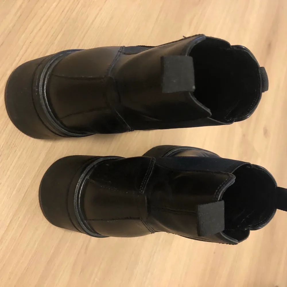 Skor använda Max 5 gånger, nypris 1399kr. Storlek 38. Säljer pga har för många boots i garderoben. Skor.