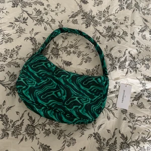 Handväska grön - Helt ny oanvänd handväska. Hann inte returnera i tid. 