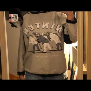 Vintage hoodie  - 90-tals hoodie från H&m , med luva , tryck där det står winter på, beige och svart i färger , skön passar bra, står strlk 42/44, pris 60kr plus frakt ❤️