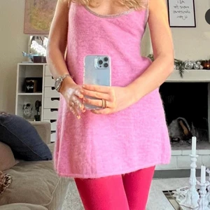 Stickad klänning - Så fin stickad kort klänning med glitter detaljer vid ”urringningen”, storlek M!