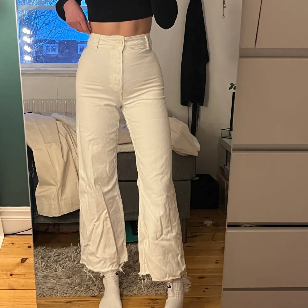Vita jeans från Zara som passar perfekt till våren/sommaren. använda fåtal gånger så väldigt fint skick! (Ostrukna på bilderna) köpta för 400 kr, säljer för 100 kr+ frakt . Jeans & Byxor.