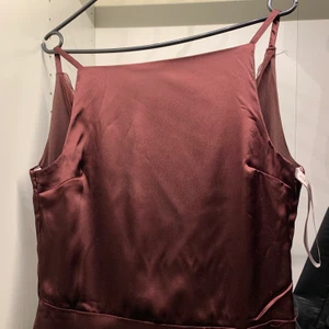 Trendig satin klänning/gown  - Säljer min fina klänning som jag köpte för 1000kr (obs sista bilden är lånad) har använt klänning endast en gång  och den är i perfekt skick. Priset kan diskuteras men börjar med att sätta 800kr som pris + frakt.