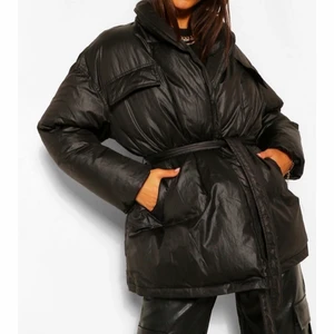 Pufferjacka i nyskick - Intressekoll! Kom med eget pris 🥰 storlek 36 och helt oanvänd. Jackan saknar blixtlås/knappar men har ett bälte vilket gör den perfekt i det nuvarande vädret.