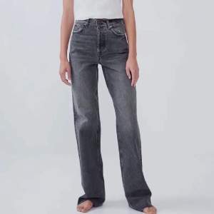 Säljer dessa raka/vida jeans från Zara i storlek 34. De är full length modell och passar mig som har innerbenslängd 87cm💗 Andvända ca 10 gånger, så är fortfarande i nyskick. Köparen står för frakten (79kr)💌