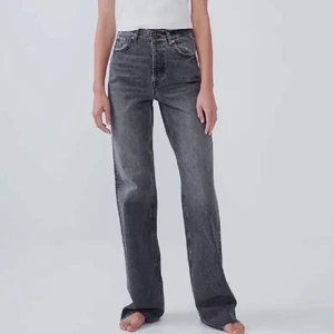 90’s full length  - Säljer dessa raka/vida jeans från Zara i storlek 34. De är full length modell och passar mig som har innerbenslängd 87cm💗 Andvända ca 10 gånger, så är fortfarande i nyskick. Köparen står för frakten (79kr)💌