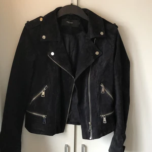 Jacka - En skit snygg ”skinnjacka” fast i mocka. Använd fåtal gånger så i bra och fint skick. Säljer för att jag har en som nästan är likadan och för att denna inte kommer till andvändning. Hör av er vid intresse! kramis🌟🤎