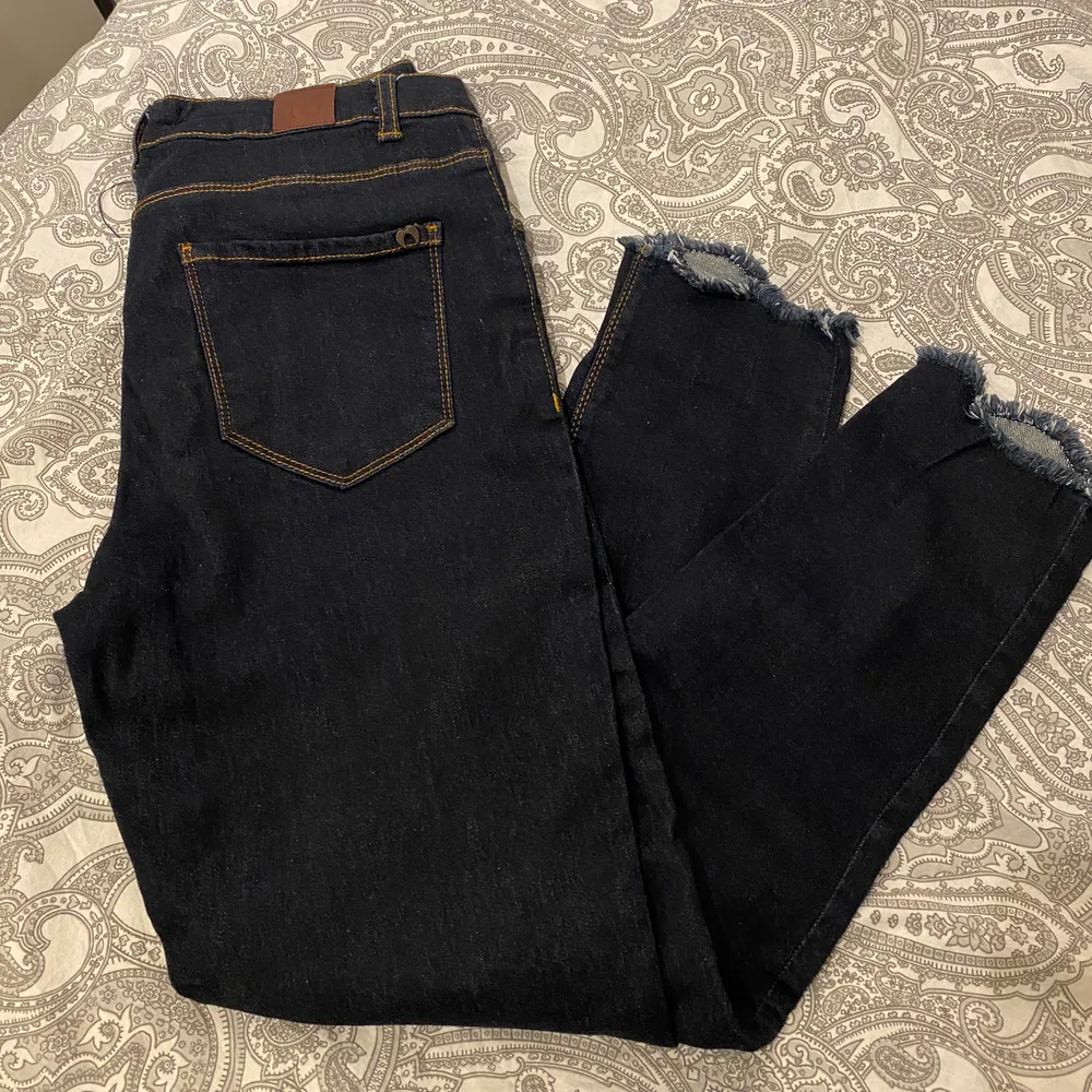 Superfina jeans i mörkblått. Storlek 27/30. De är knappt använda så nyskick! . Jeans & Byxor.
