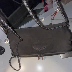 Zadig väska - Grå Zadig väska i mocka. Använd men ändå bra skick.