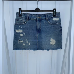 Jeanskjol ifrån Zara - Fin jeanskjol med slitningar från Zara som trots användning är i fint skick. En riktig favorit som passar till det mesta.