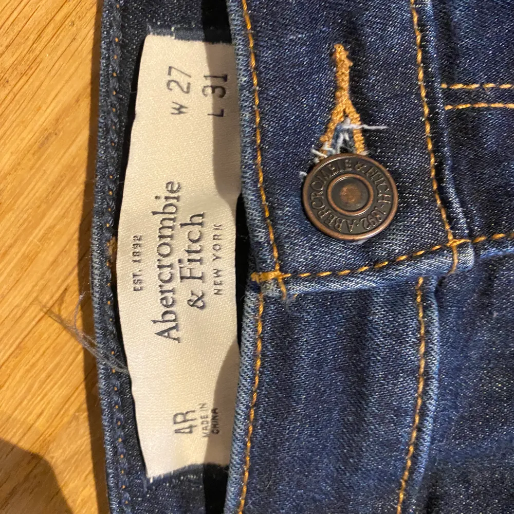 Väldigt sköna och stretchiga jeans från Abercrombie & Fitch, sitter tight och bra både runt midjan som runt benen. Använda men fortfarande i väldigt bra skick! Frakt tillkommer 62kr 💞. Jeans & Byxor.