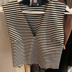 Randigt linne - Fint linne från Zara med slitningar längst ner💕  