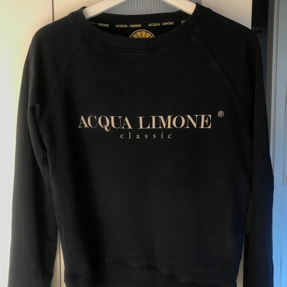 supersnygg långärmad tröja från märket acqua limone i en mörkblå färg 💖 endast använd några fåtal gånger, nypris 599 kr. Tröjor & Koftor.