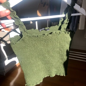 Smockad topp - Säljer denna fina gröna smockade topp! Perfekt till vår & sommar!