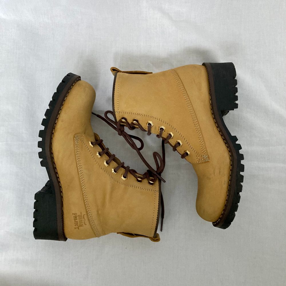 đ WONDERFUL YELLOW / TAN NUBUCK LEATHER BOOTS, âVICTORYâ FROM URBAN PROJECT. BROWN LACING & WATER REPELLENT. SLIGHT FLAWS ON FRONT âą SIZE - EU 37 / UK 4 / US 6.5 âą BRAND - Urban Project âą MATERIAL - Nubuck Leather (made in spain) y2k 90s 80s 70s 60s spring summer sunny autumn winter grey brown white black crop top tshirt strap shirt blouse jumper polo cape coat bolero orange yellow jacket sparkly party evening green grey silver gold velvet knit vest sweater v neck skirt bottoms pants jeans shorts shows acne studios eytys shoes boots heels mules autumn moon boots moonboots knee high skor kĂ€ngor klackar vinter vinterkĂ€ngor timberland timbs brun. Skor.