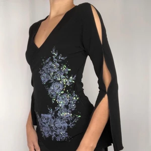 Blommig topp - Världens finaste topp i stretchigt material med ett blommigt mönster på. Toppen är storlek L men är själv S/M och sitter helt okej på mig. Skulle däremot rekommendera denna till någon med lite större byst än jag själv som skulle önska att denna satt lite tajtare. Fråga ifall du undrar över något!