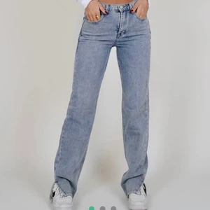 Venderbys straight leg med slits - Säljer nu mina skit snygga straight leg jeans med slita från Venderbys!😍Bilderna är lånade från deras egna hemsida, men skickar gärna egna bilder💕 Storlek S, och fungerar bra på mig i lägden som är 173cm💕Väldigt bra skick! Säljer endast vid bra bud! BUDGIVNING PÅGÅR TILL IMORGON TISDAG 9/2 , bud på 400 kr exkl frakt! 