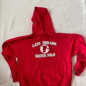 Röd Hoodie Lady Indians Water Polo. Liten fläck höger om trycket (se bild)